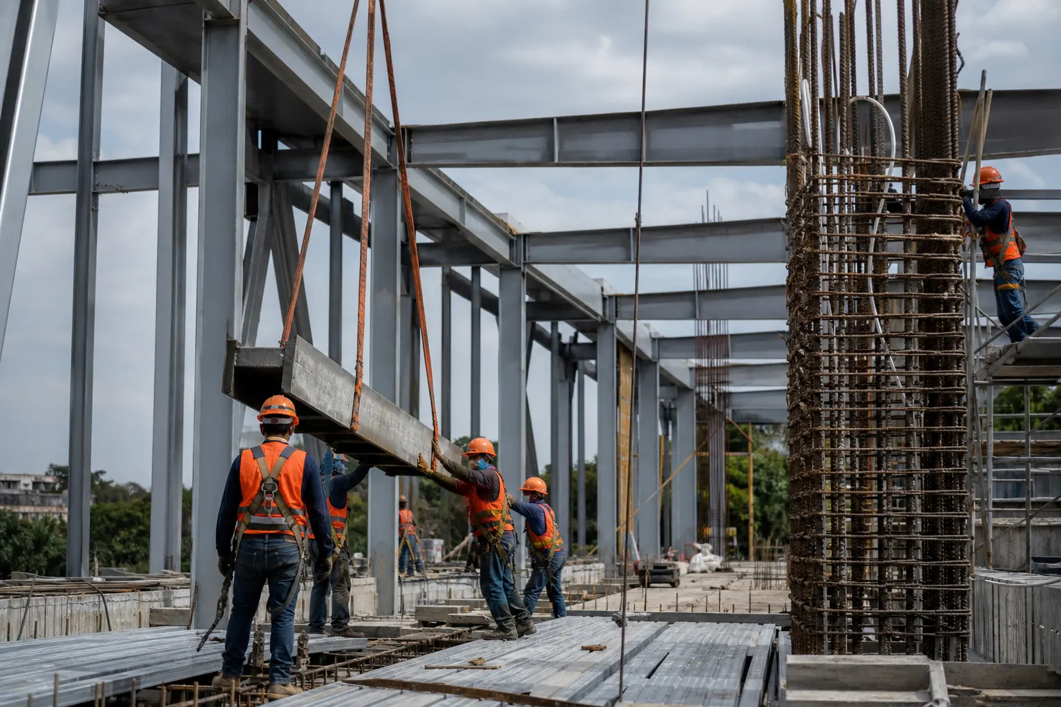 Trabajadores colocan estructuras de acero en una obra pública en México