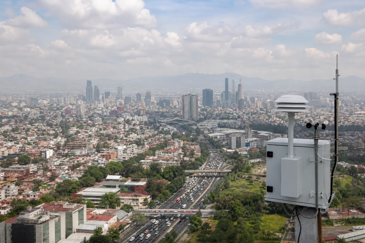 Vista de la contaminación atmosférica sobre el Valle de México tras el levantamiento de la contingencia por ozono