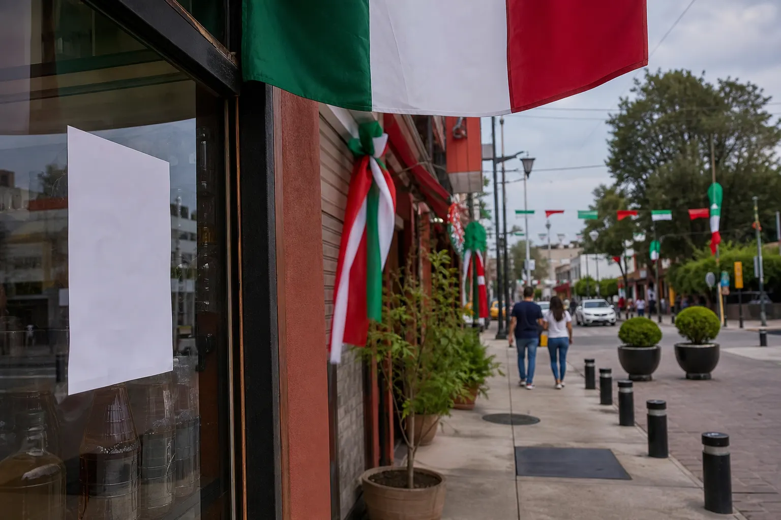 Aviso de restricción temporal de venta de alcohol durante las fiestas patrias en una calle de la CDMX