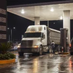 Camión de carga y automóvil en una estación de servicio durante la aplicación de estímulos fiscales a combustibles en México